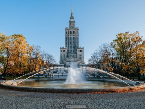 Blick auf den Kulturpalast in Warschau im Herbst.