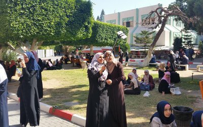 Studentinnen in Burkas auf einem Park eines Hochschulcampus im Gazastreifen