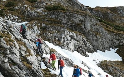 Eine Gruppe Wanderer besteigt einen Berggipfel