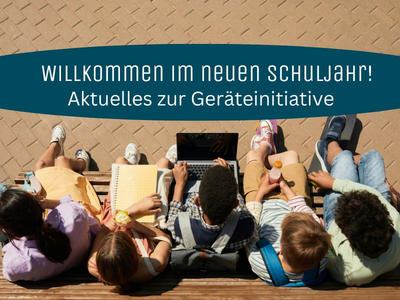 Eine Gruppe von Schülerinnen und Schülern, die auf einer Bank sitzen und gemeinsam auf einen Laptop schauen.