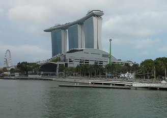Ein riesiges Gebäude in Kuala Lumpur mit einem Fluss davor.