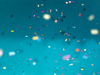 Konfetti vor farbigem Hintergrund
