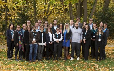 Bild mit den Vortragenden und Organisatorinnen der Euroguidance Fachtagung 2017 auf einer herbstlichen Wiese mit Bäumen im Hintergrund