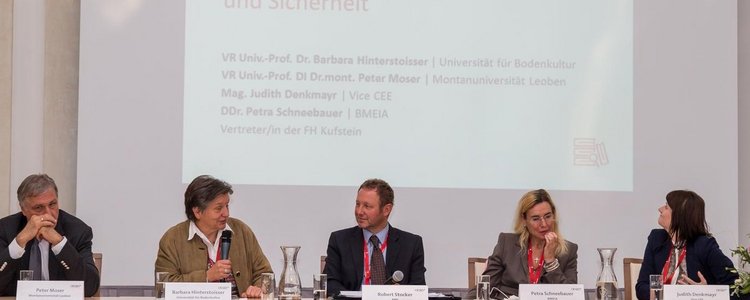 Fünf Referenten der Hochschultagung bei einer Podiumsdiskussion.