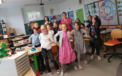 Gruppenfoto einer Volksschulklasse mit ihrer Lehrerin