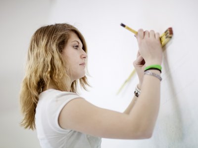 Frau zeichnet auf einem Whiteboard