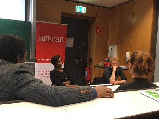 Group work with Elshaday Kifle Woldeyesus and some of the workshop participants, sitting in the lecture hall and talking about a human rights topic