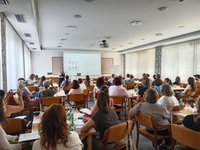 Foto der gesamten Teilnehmerschaft in einem Klassenzimmer