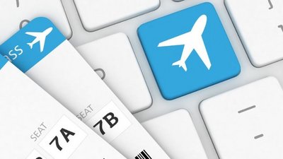 Computer-Tastatur mit einem Flugzeug und Flugtickets drauf