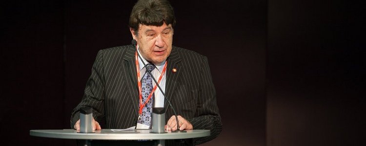 Prof. Bernd Michael Rode hält eine Rede