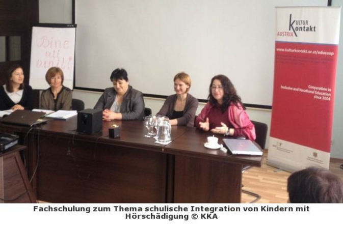 Panel mit fünf Frauen vor KKA-Roll Up