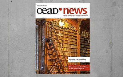 Titelseite der oead.news Ausgabe 105 mit einem Bild einer Bibliothek mit einer Leiter.