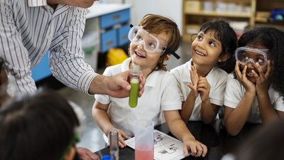 Kinder und Wissenschaftler/innen experimentieren