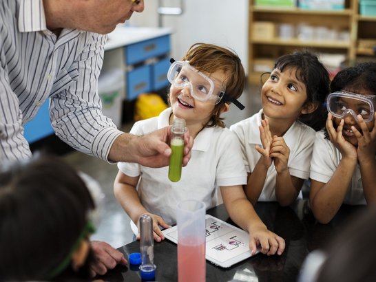 Kinder und Wissenschaftler/innen experimentieren