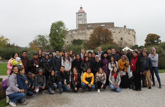 Gruppenfoto mit vielen OeAD-Stipendiat/innen vor der Schallaburg