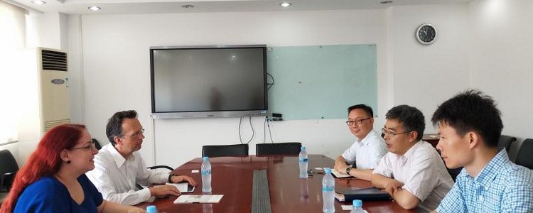 Vertreter der Universität Salzburg und der Fudan Universität sitzen an einem Sitzungstisch und verhandeln gemeinsam mit Alexandra Wagner vom OeAD-Kooperationsbüro Shanghai eine Hochschulkooperation.