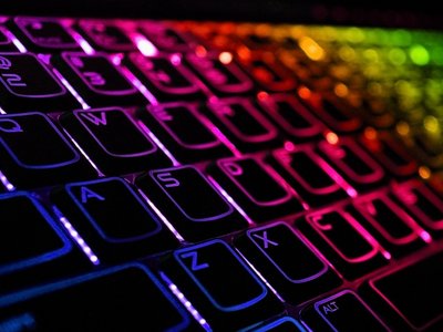 Eine in bunten Farben leuchtende PC-Tastatur