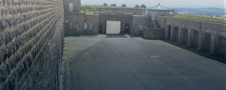 Das Bild zeigt den Außenbereich vom KZ Mauthausen.