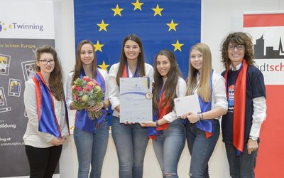 Fünf Schülerinnen der WIMO Klagenfurt und deren Lehrerin mit Medaillen und Urkunden bei der eTwinning Preisverleihung