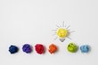mehrere färbige Kugeln und eine Glühbirne