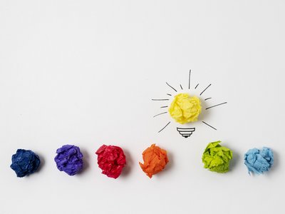 mehrere färbige Kugeln und eine Glühbirne