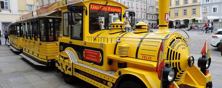 Zug-Fahrzeug für Touristen in Linz