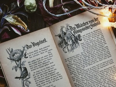 Aufgeschlagenes altes Märchenbuch