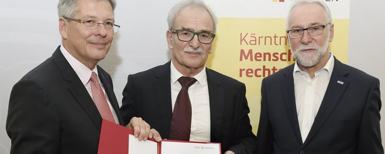 Der Kärntner Landeshauptmann Peter Kaiser, Vladimir Wakounig und Bischofsvikar Josef Marketz bei der Verleihung..