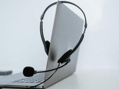 Laptop mit Kopfhörer