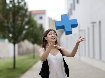 Junge Frau fängt ein blaues Erasmus Logo