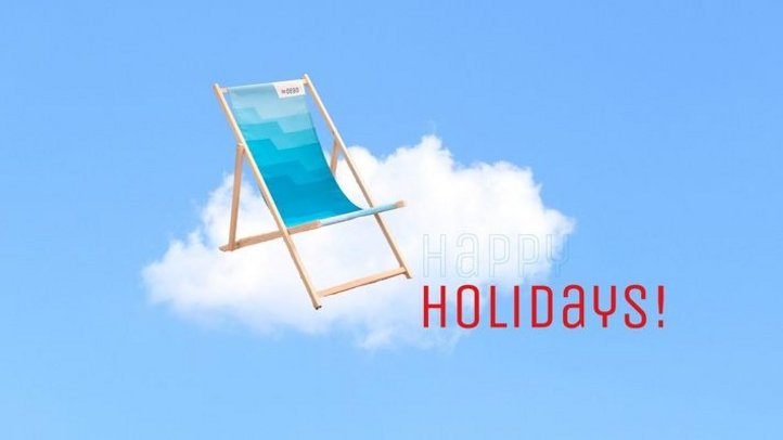 Ein Klappstuhl auf einer weißen Wolke, dahinter blauer Himmel. Mit der Überschrift "Happy Holidays"