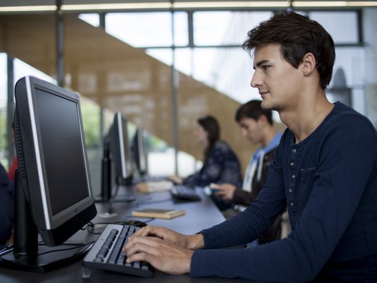 Junge Menschen arbeiten an Computern