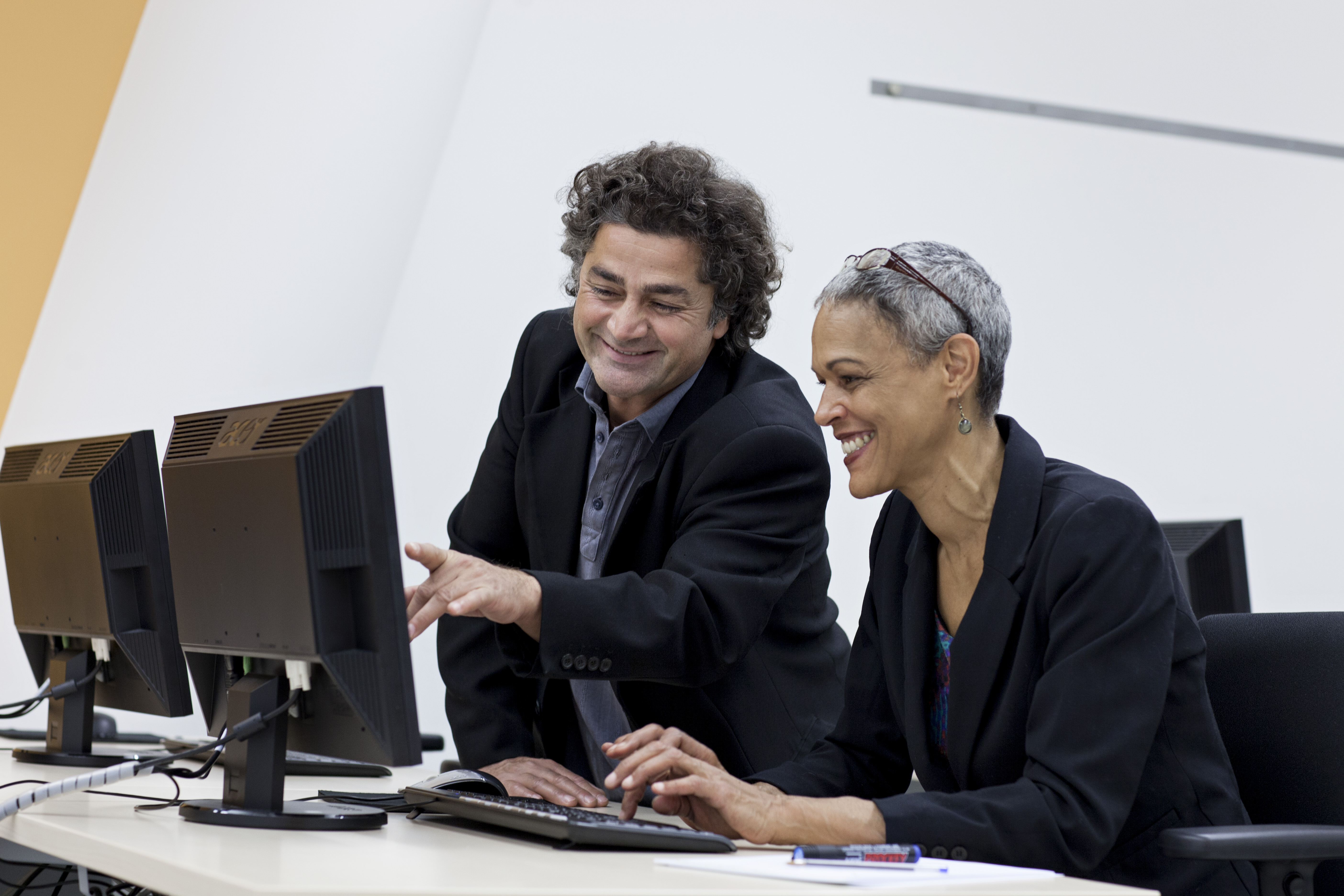 Mann und Frau arbeiten gemeinsam am Computer