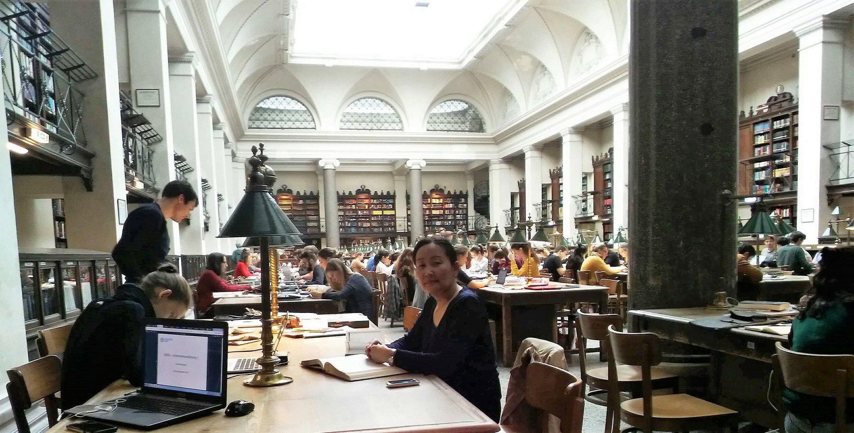 Munkhtsetseg Namsrai in der Hauptbibliothek der Universität Wien