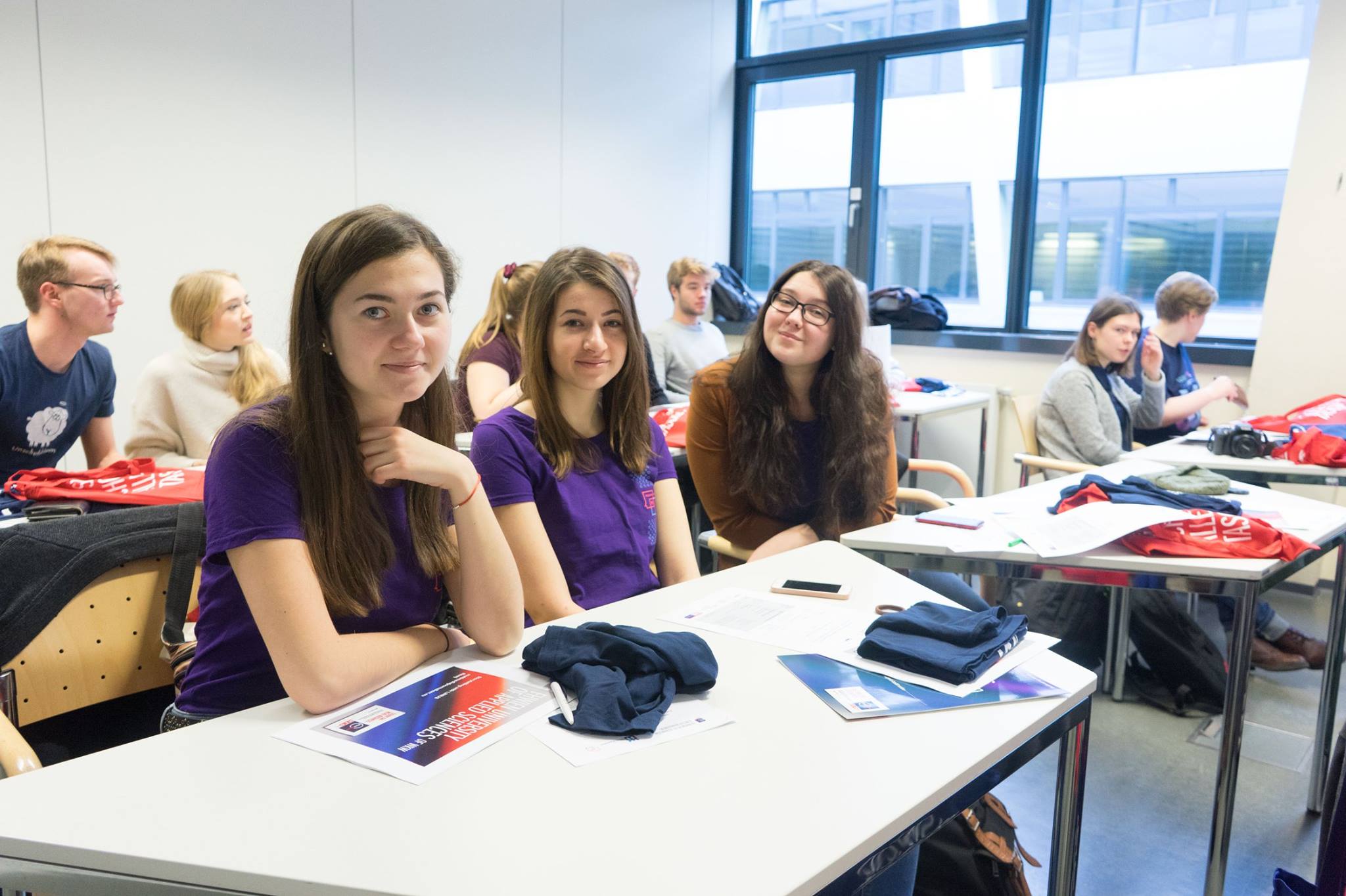 Ein Seminarraum mit Studenten, die auf Stühlen sitzen.