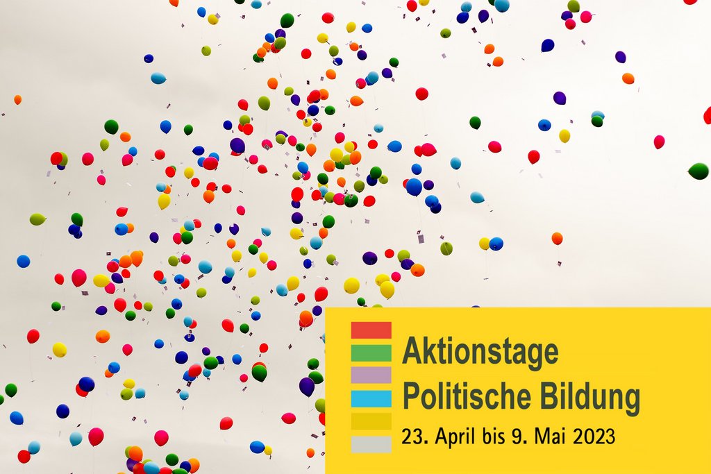 Bunte Luftballons fliegen in den Himmel und das Logo der Aktionstage Politische Bildung 2023