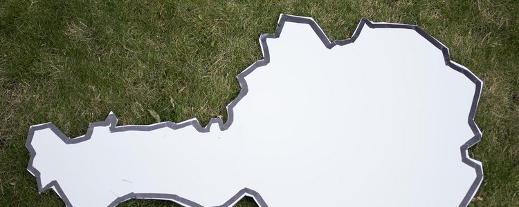 Österreichkarte aus Karton auf einem Rasen