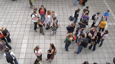Viele Menschen auf einem Platz, die in Gruppen zusammenstehen