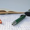 Ein roter und ein grüner Stift auf einem Blatt Papier