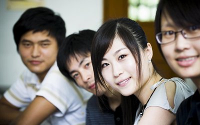 Asiatische Studentinnen und Studenten