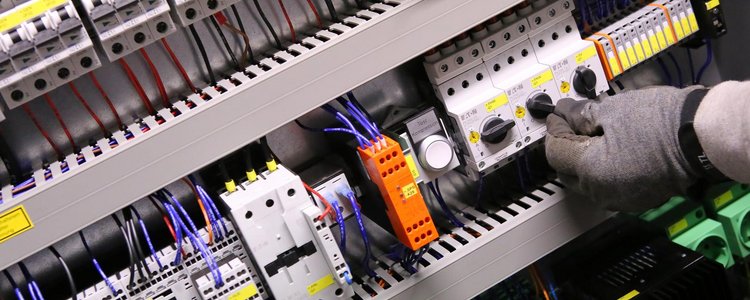 Hinterseite eines EDV-Servers mit Kabeln und Schaltern