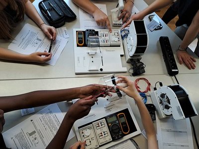 Pupils are working on tasks with the help of ‘wind trainers’.