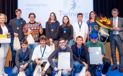 Die Schülerinnen und Schüler der HTL Rankweil freuen sich über den ersten Preis für ihr eTwinning-Projekt „Discover Europe“. Sie gewinnen einen sportlichen Schulausflug ins FLIP LAB Innsbruck.
