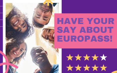 Fünf Menschen lachen in die Kamera, daneben steht "Have your say about Europass" geschrieben