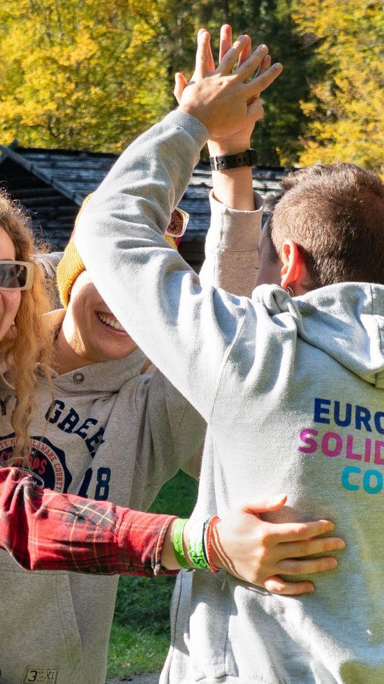 Eine Gruppe junger Menschen, die beim ESK teilnehmen