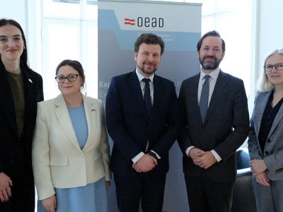 Kathrin Wenny (Österr. Beauftragte für Bildungskooperation in der Republik Moldau, Victoria Roșa (Botschafterin der Republik Moldau in Österreich), Dan Perciun (Bildungsminister), Jakob Calice (Geschäftsführer OeAD), Elisabeth Augustin (OeAD, Abteilungsleiterin Auslandsstandorte und Sprache)